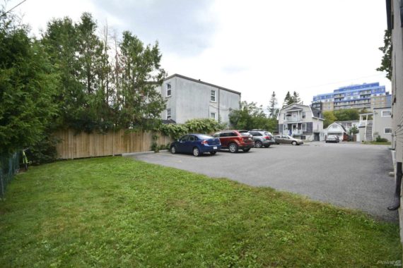 http://cdn.canadapropertylisting.com//Property/medium/3/2016/3/21/10-bedroom-commercial-industrial-property-for-sale-5247670707915188757.jpg