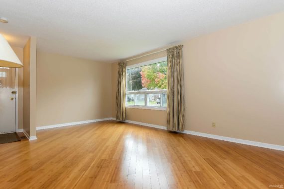 http://cdn.canadapropertylisting.com//Property/medium/3/2016/3/21/3-bedroom-property-for-sale-5247670707919669205.jpg