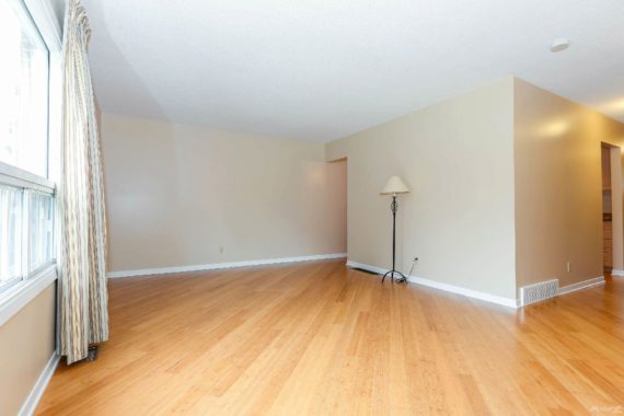http://cdn.canadapropertylisting.com//Property/medium/3/2016/3/21/3-bedroom-property-for-sale-5247670707919679206.jpg