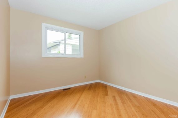 http://cdn.canadapropertylisting.com//Property/medium/3/2016/3/21/3-bedroom-property-for-sale-5247670707919719210.jpg