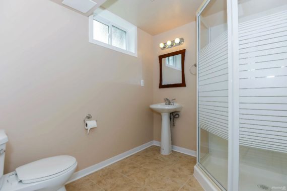 http://cdn.canadapropertylisting.com//Property/medium/3/2016/3/21/3-bedroom-property-for-sale-5247670707919769215.jpg