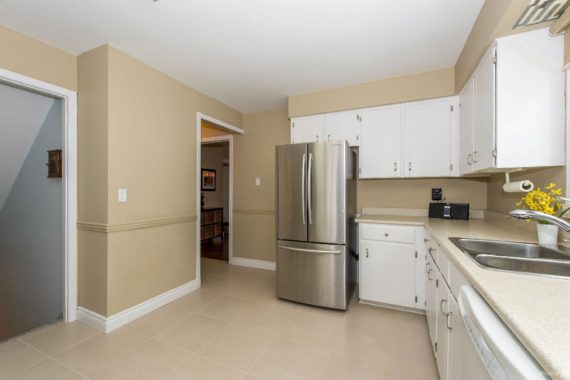 http://cdn.canadapropertylisting.com//Property/medium/3/2016/3/21/4-bedroom-property-for-sale-5247670707857773016.jpg