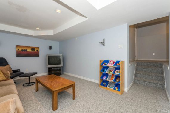 http://cdn.canadapropertylisting.com//Property/medium/3/2016/3/21/4-bedroom-property-for-sale-5247670707857843023.jpg