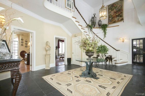 http://cdn.canadapropertylisting.com//Property/medium/3/2016/3/21/4-bedroom-property-for-sale-5247670707871174356.jpg