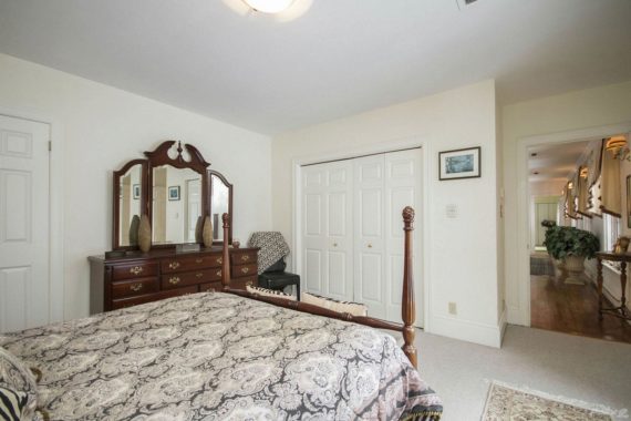 http://cdn.canadapropertylisting.com//Property/medium/3/2016/3/21/4-bedroom-property-for-sale-5247670707871404379.jpg