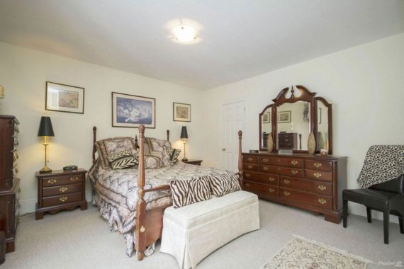 http://cdn.canadapropertylisting.com//Property/medium/3/2016/3/21/4-bedroom-property-for-sale-5247670707871434382.jpg