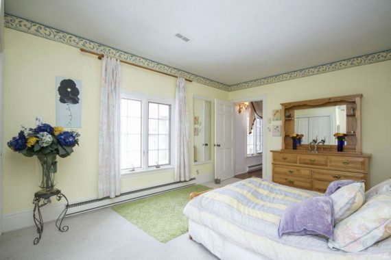 http://cdn.canadapropertylisting.com//Property/medium/3/2016/3/21/4-bedroom-property-for-sale-5247670707871454384.jpg