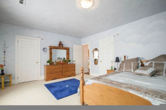 http://cdn.canadapropertylisting.com//Property/medium/3/2016/3/21/4-bedroom-property-for-sale-5247670707871464385.jpg