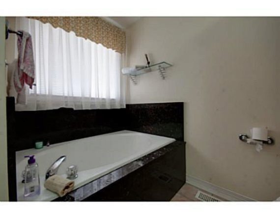 http://cdn.canadapropertylisting.com//Property/medium/3/2016/3/21/4-bedroom-single-family-property-for-sale-5247670711200677273.jpg