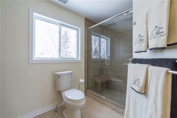 http://cdn.canadapropertylisting.com//Property/medium/3/2016/3/21/4-bedroom-single-family-property-for-sale-5247670711642371438.jpg