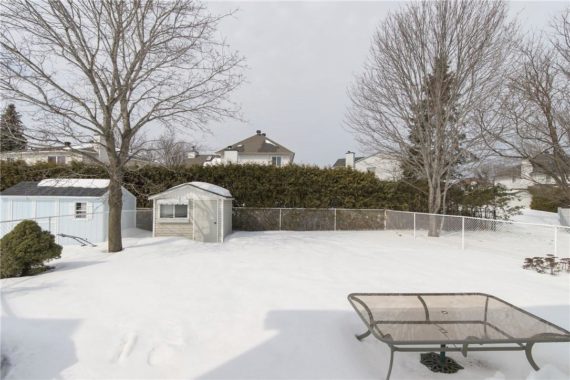 http://cdn.canadapropertylisting.com//Property/medium/3/2016/3/21/4-bedroom-single-family-property-for-sale-5247670711642391440.jpg