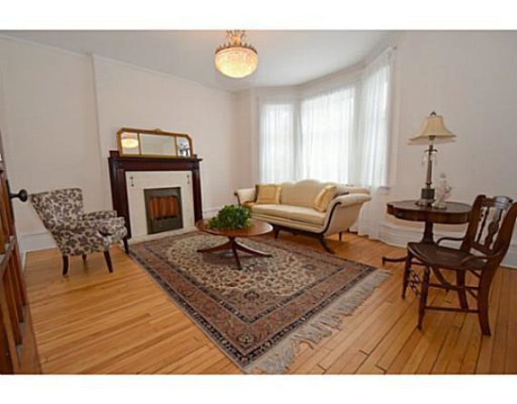 http://cdn.canadapropertylisting.com//Property/medium/3/2016/3/21/5-bedroom-single-family-property-for-sale-5247670710896046813.jpg