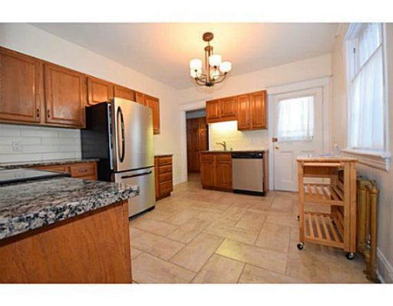 http://cdn.canadapropertylisting.com//Property/medium/3/2016/3/21/5-bedroom-single-family-property-for-sale-5247670710896076816.jpg