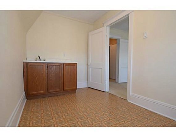 http://cdn.canadapropertylisting.com//Property/medium/3/2016/3/21/5-bedroom-single-family-property-for-sale-5247670710896166825.jpg