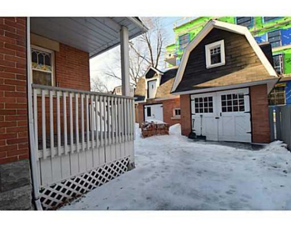http://cdn.canadapropertylisting.com//Property/medium/3/2016/3/21/5-bedroom-single-family-property-for-sale-5247670710896196828.jpg
