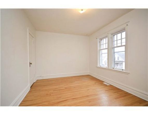 http://cdn.canadapropertylisting.com//Property/medium/3/2016/3/21/6-bedroom-single-family-property-to-rent-5247670710723109521.jpg