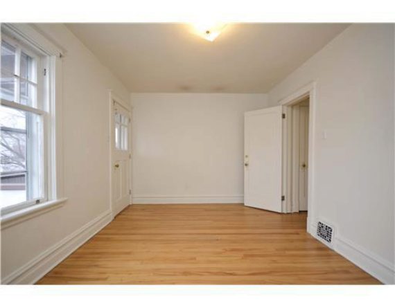 http://cdn.canadapropertylisting.com//Property/medium/3/2016/3/21/6-bedroom-single-family-property-to-rent-5247670710723129523.jpg