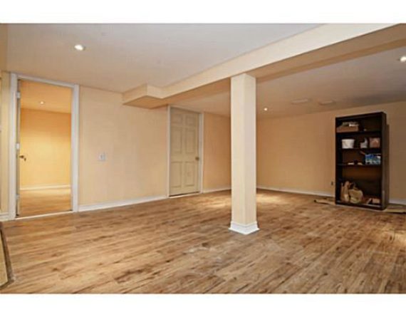 http://cdn.canadapropertylisting.com//Property/medium/3/2016/3/21/7-bedroom-single-family-property-for-sale-5247670711715288729.jpg