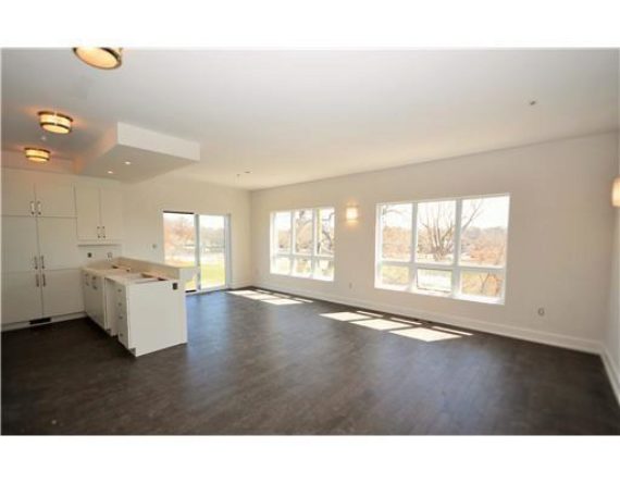 http://cdn.canadapropertylisting.com//Property/medium/3/2016/3/21/multi-family-property-for-sale-5247670711769464146.jpg