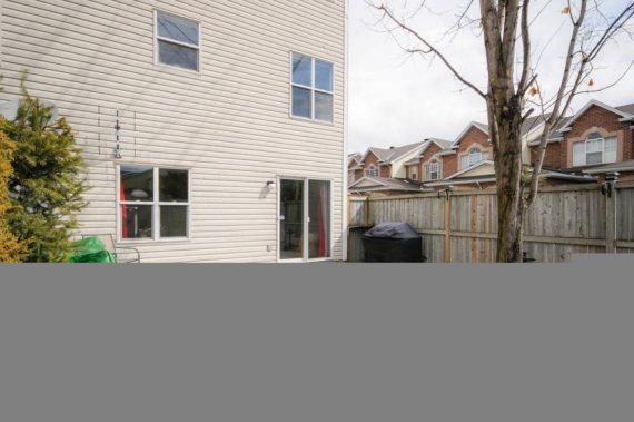 http://cdn.canadapropertylisting.com//Property/medium/3/2016/3/24/3-bedroom-property-for-sale-5247670711794426642.jpg