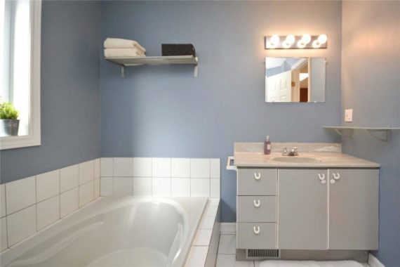 http://cdn.canadapropertylisting.com//Property/medium/3/2016/3/24/3-bedroom-single-family-property-for-sale-5247670711809378137.jpg