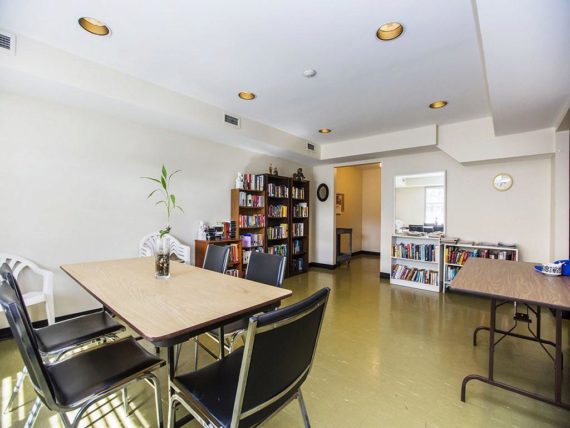 http://cdn.canadapropertylisting.com//Property/medium/3/2016/3/26/1-bedroom-single-family-property-for-sale-5247670711893096508.jpg