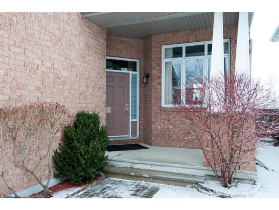 http://cdn.canadapropertylisting.com//Property/medium/3/2016/3/26/4-bedroom-single-family-property-for-sale-5247670711891416340.jpg