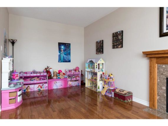 http://cdn.canadapropertylisting.com//Property/medium/3/2016/3/26/4-bedroom-single-family-property-for-sale-5247670711891476346.jpg