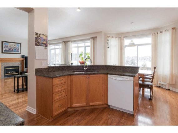 http://cdn.canadapropertylisting.com//Property/medium/3/2016/3/26/4-bedroom-single-family-property-for-sale-5247670711891526351.jpg