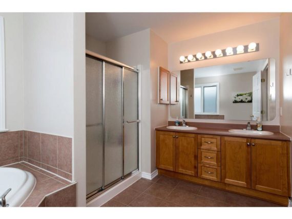 http://cdn.canadapropertylisting.com//Property/medium/3/2016/3/26/4-bedroom-single-family-property-for-sale-5247670711891566355.jpg