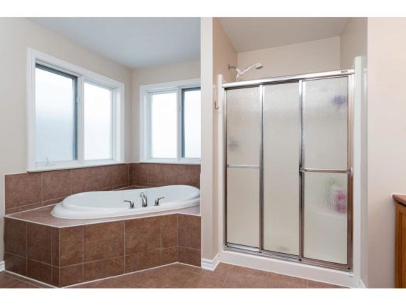 http://cdn.canadapropertylisting.com//Property/medium/3/2016/3/26/4-bedroom-single-family-property-for-sale-5247670711891576356.jpg