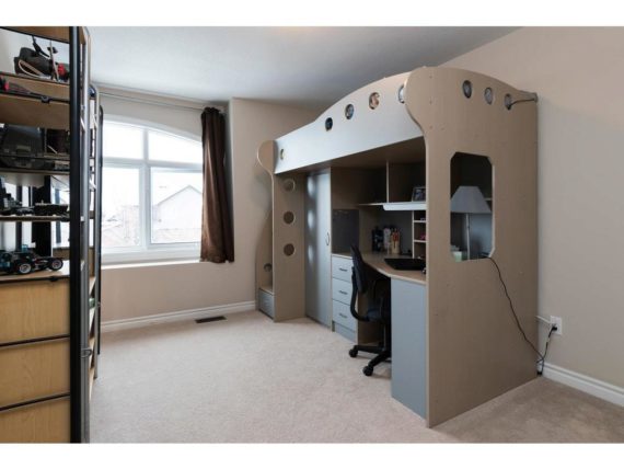 http://cdn.canadapropertylisting.com//Property/medium/3/2016/3/26/4-bedroom-single-family-property-for-sale-5247670711891596358.jpg