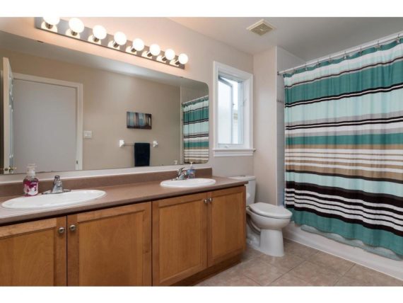 http://cdn.canadapropertylisting.com//Property/medium/3/2016/3/26/4-bedroom-single-family-property-for-sale-5247670711891616360.jpg
