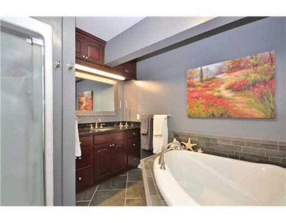 http://cdn.canadapropertylisting.com//Property/medium/3/2016/3/31/6-bedroom-single-family-property-for-sale-5247670711913598558.jpg