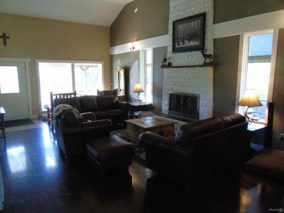 http://cdn.canadapropertylisting.com//Property/medium/3/2016/7/28/4-bedroom-property-for-sale-5247738976263876486.jpg